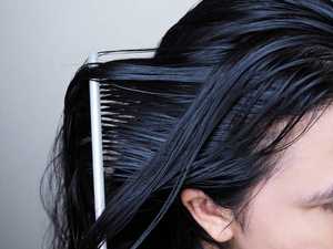 Cheveux gras : causes et solutions