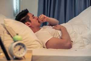 Toux nocturne : causes et solutions