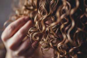 Cheveux frisés : coupe, coiffure et entretien